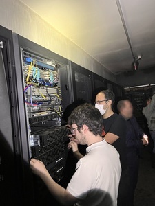 Photo prise à l'intérieur du datacenter de Maxnod : Vincent et Marc sont en train de déracker un serveur de la baie