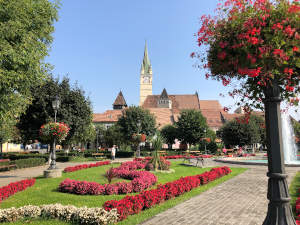 Photographie de la place de la ville de Medias en Roumanie
