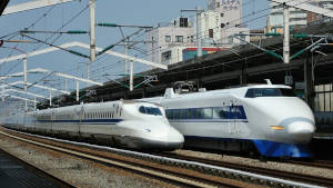 Un train Shinkansen N700 et un train Shinkansen 100 dans une gare