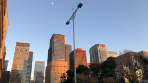 Bureaux illuminées et lever de lune - Ueno, Tokyo