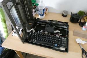 Photo de la machine à écrire ouverte avec le dessus posé sur le côté